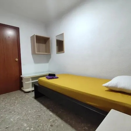 Homestay P-3- комната в квартире для 1 человека в центре Alicante