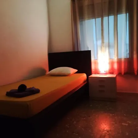 P-3- комната в квартире для 1 человека в центре Homestay Alicante