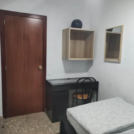 Проживание в семье 35-4- комната в квартире для 1 человека в центре *
